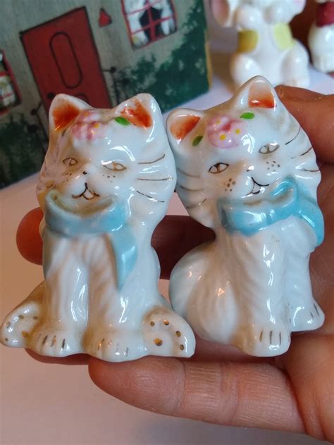 Pair of Playful Calico Cats Ceramic Salt and Pepper Shakers Set Vintage