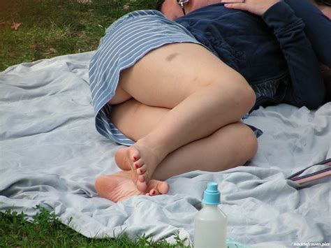 Girl unter den Rock geschaut - Nackte Frauen Bilder