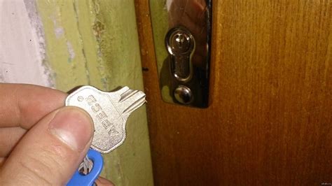 Как открыть дверь если заклинило, любого вида