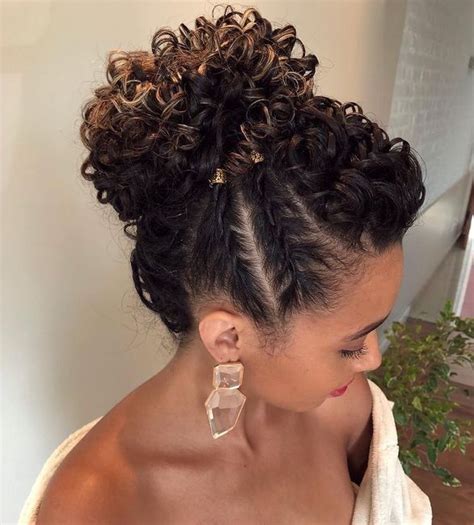 Coque Cacheado Com Trança - Penteados cabelos cacheados | Coque alto trança, Beleza para casamento ...