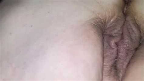 Брюнетка сделала минет и резвилась на кровати с другом