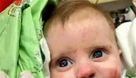 Ein Baby, das nach dem verheerenden Erdbeben in der Türkei 128 Stunden ...