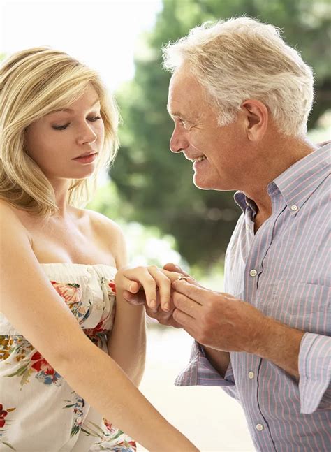 Do Younger Men Prefer Older Women – VKEWJD