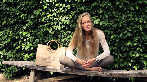 Suzy Amis's feet