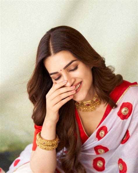 చీరకట్టులో కృతి సనన్ సొగసుల జాతర.. | Actress Kriti Sanon Stunning