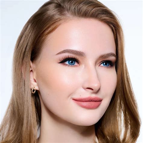 Bronzer: Apa Itu Bronzer dan Kegunaannya – Buttonscarves