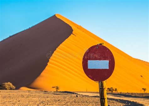 Дюна 45 в Sossusvlei Намибии, взгляде от вершины дюны 45 в Sossusvlei ...