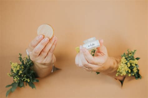 Женщина, применяющая лосьон под рукой · Бесплатные стоковые фото