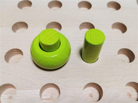 1歳、2歳向けペグさしのねらいとは？おすすめ5選と驚く驚く知育効果をご紹介！ | モンテッソーリの小部屋