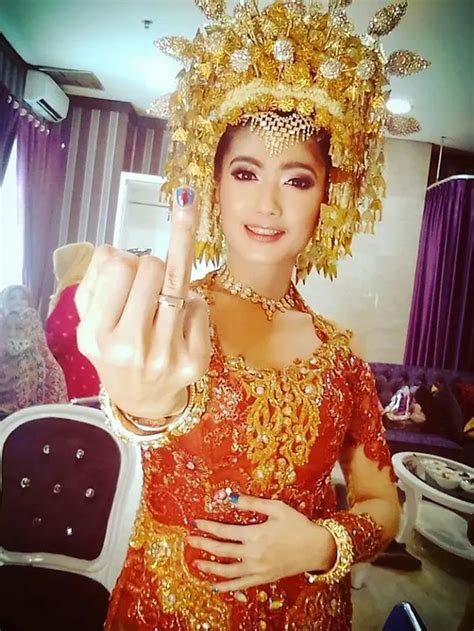 Menikah, Wajah Suami Revi Mariska Dibilang Mirip Eyang Subur - ShowBiz ...