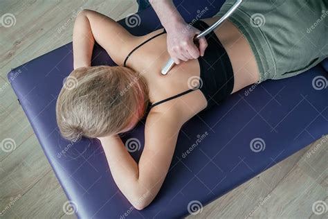 Terapia De Liberación Miofascial Del Dolor De Espalda Con Herramienta ...