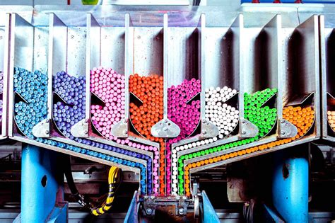 Как делают цветные мелки Crayola (19 фото)