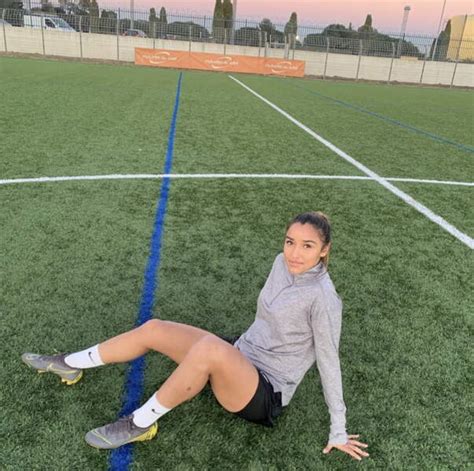 sakina karchaoui les  belles  instagram de la footballeuse