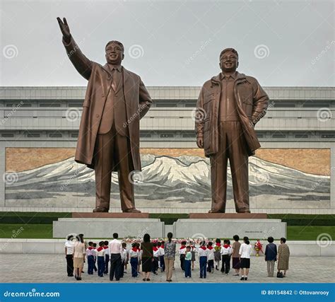 Statues of Kim Il Sung and Kim Jong Il in Pyongyang, Northern Korea ...