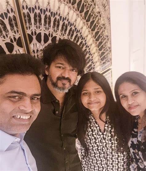 vijay family video vijay deverakonda meets fans   york