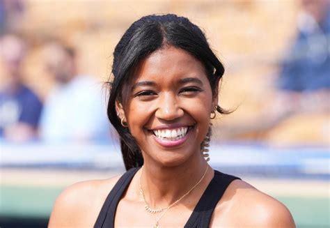ドジャース名物リポーターワトソンさん、ベンチでトロフィー手に満面笑み - 芸能写真ニュース : 日刊スポーツ