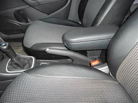 Снятие и установка подлокотника Volkswagen Polo Sedan.