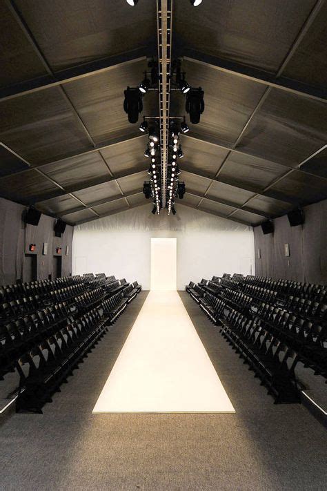 38 Best runway.lighting.inspiration images | Stage design, Fashion show ...