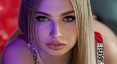 Studentessa su Onlyfans con foto e video hard cacciata dalla scuola