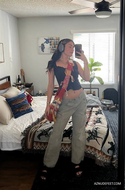 VICTORIA PARIS Feet - AZNudeFeet