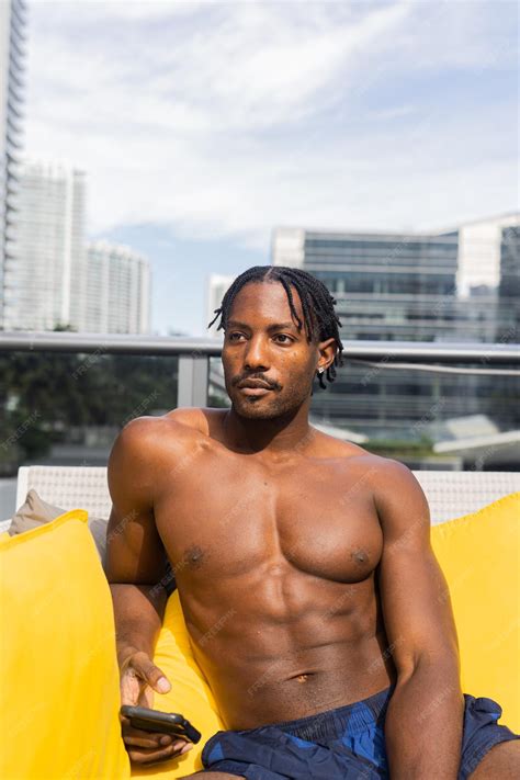 도시 배경으로 포즈를 취하는 잘 생기고 섹시한 흑인 남자 | 프리미엄 사진