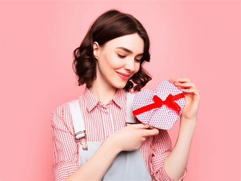 Best Valentine’s Gifts for Her in 2026: Thoughtful, Romantic ...
