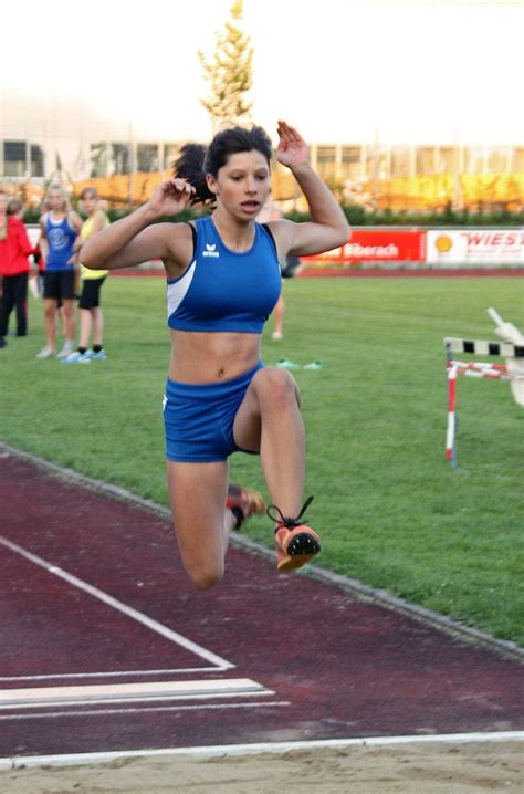 Leonie Bertram springt am weitesten