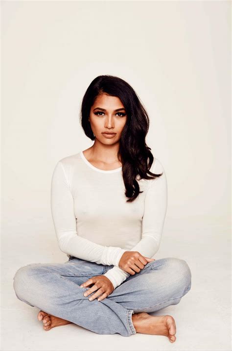 Vanessa White releases debut EP Chapter One, shares new single