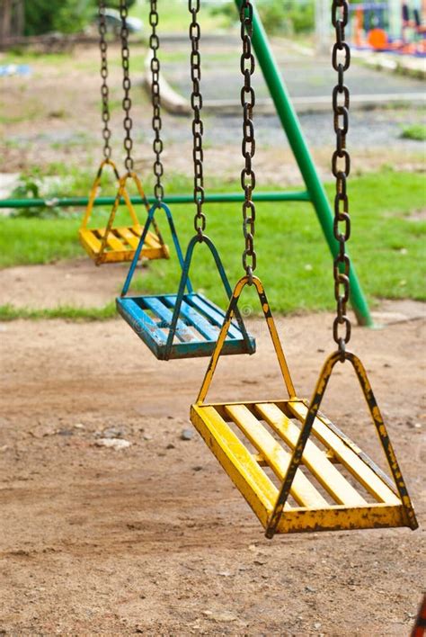 Balanços De Parque - Balanço foto de stock. Imagem de parque, alegria, caucasiano - 20945668