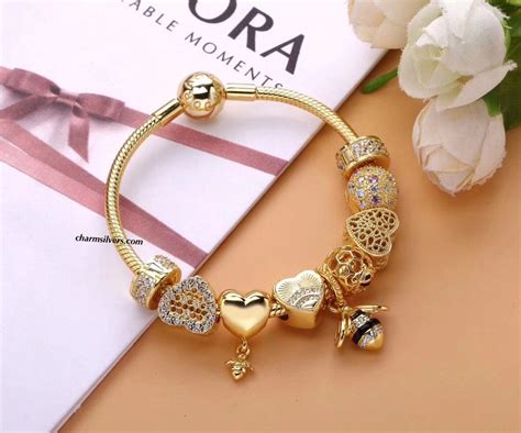 Браслет из шармов золотых - 97 фото