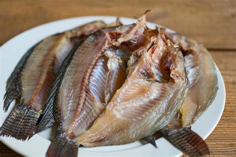 pescado seco en plato blanco, pescado tilapia para cocinar alimentos en ...