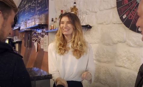 Candice Etudiante, Candice bosse aussi dans un bar (2018 ...