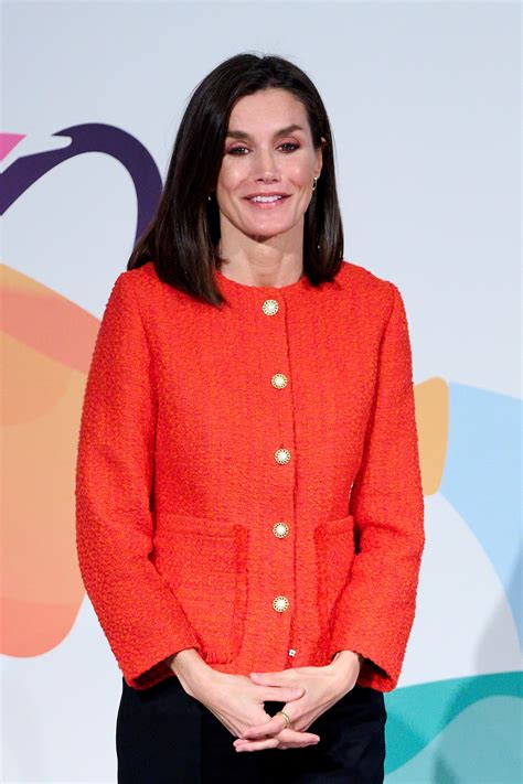 La reina Letizia lleva pantalones de vestir con zapatos de tacón kitten