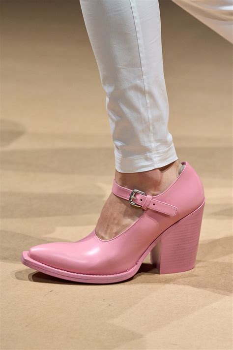 Zapatos Mary Jane: cómo combinarlos en Primavera-Verano 2023, según ...
