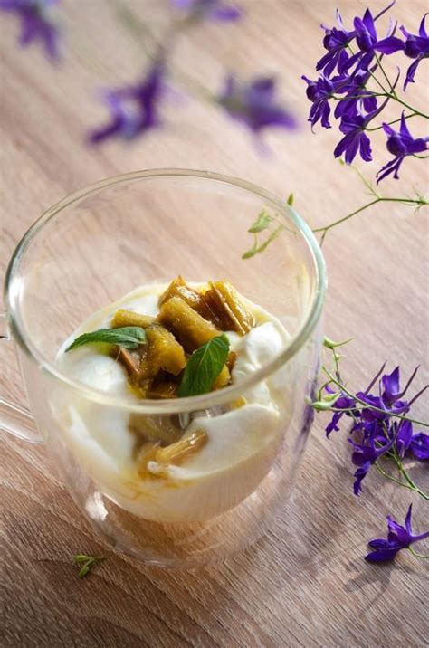 Сливочный мусс с шоколадом и ревенем | Ethnic recipes, Food, Panna cotta