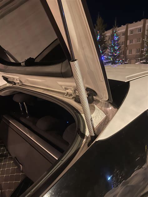 Амортизаторы (стойки) багажника — Toyota Prius (50), 1,8 л, 2016 года ...
