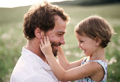 Papà si rasa la barba: la reazione dolcissima della figlia - Radio 105