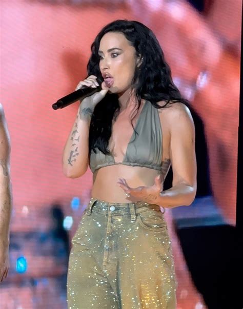 Demi Lovato Outfits & Style Photos • CelebMafia