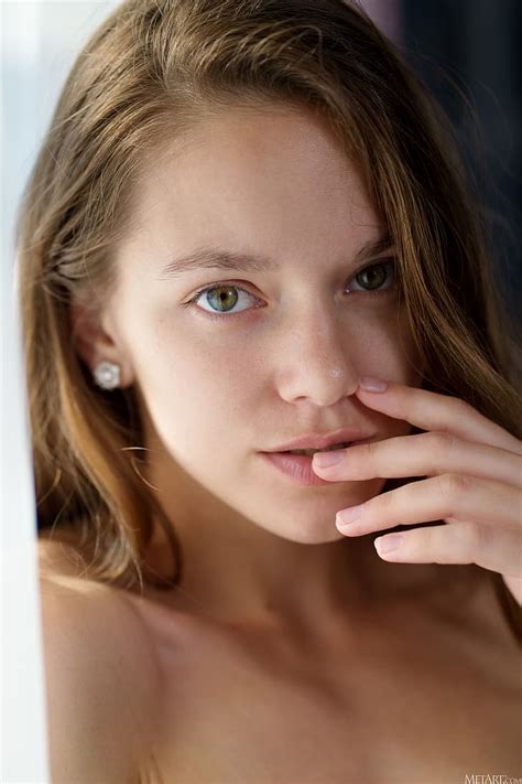 นิตยสาร MetArt ลายน้ำ Flamy Nika โคลสอัพ มองที่ผู้ชม ใบหน้า สีน้ำตาล