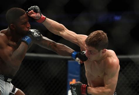 Movsar Evloev def. Hakeem Dawodu at UFC 263: Best photos