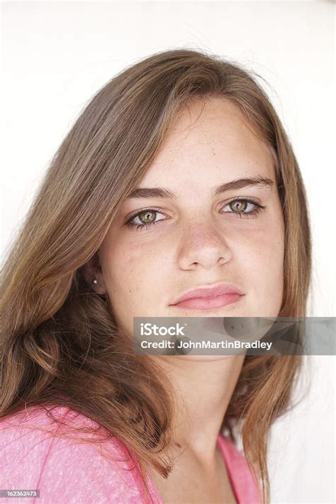 brunette gadis remaja  ekspresi wajah lurus foto stok