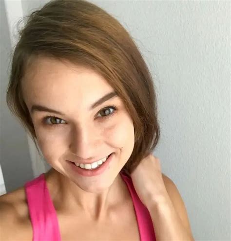 The Life and Times of Ellie Eilish: Age, Height, Body Stats, and Net ...