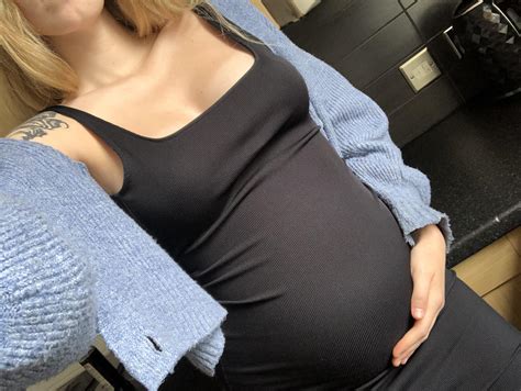 6 months : r/ClothedPreggo