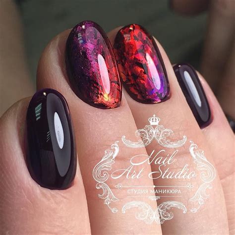 @nailsoftheday Интересное решение с фольгой и витражными лаками ...