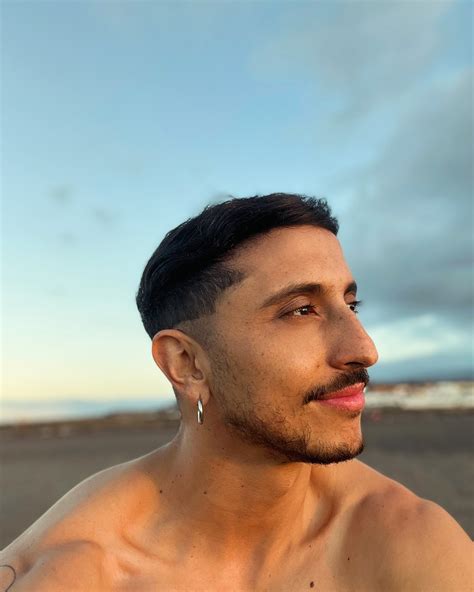 Erik Joel | Tantos unos mismos. 🪴 2025 Feliz año! 🎊 Que todo lo lindo