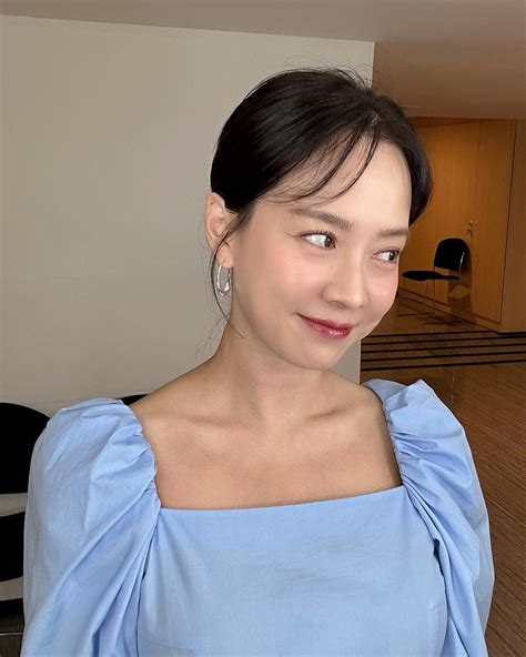 Ngoài 40 tuổi, Song Ji Hyo trẻ trung từ kiểu tóc tới phong cách thời trang