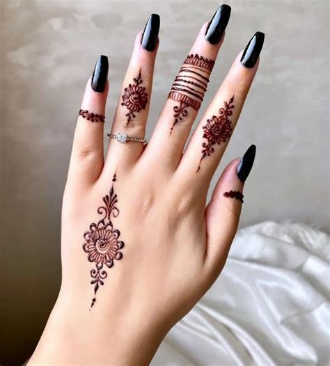 beautiful finger mehndi design ideas  priyanka mehndi nail