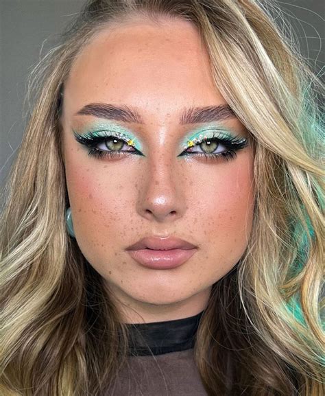 Pin by L Í V I A on Make Up | Disco makeup, Makeup inspiration, Party ...
