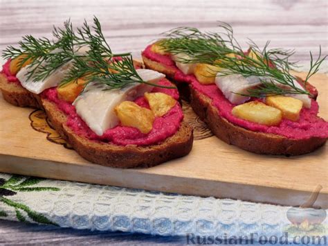 Рецепт: Сморреброд с сельдью, свекольным пюре и картофелем на ...