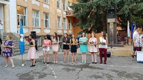 Своге изпрати випуск 2017 на ПГ "Велизар Пеев" с признателност и стилно ...